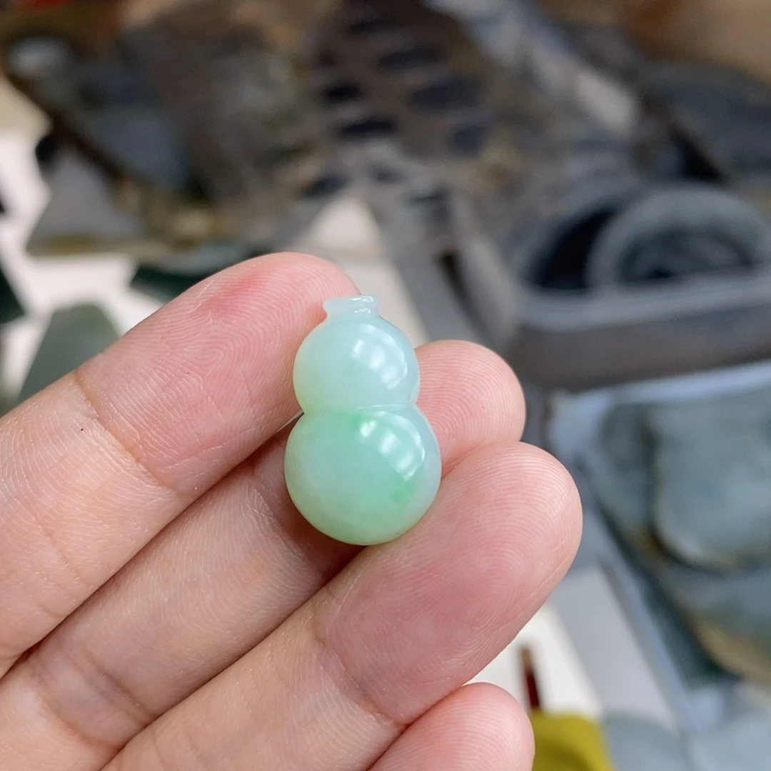 翡翠未镶嵌颈饰葫芦