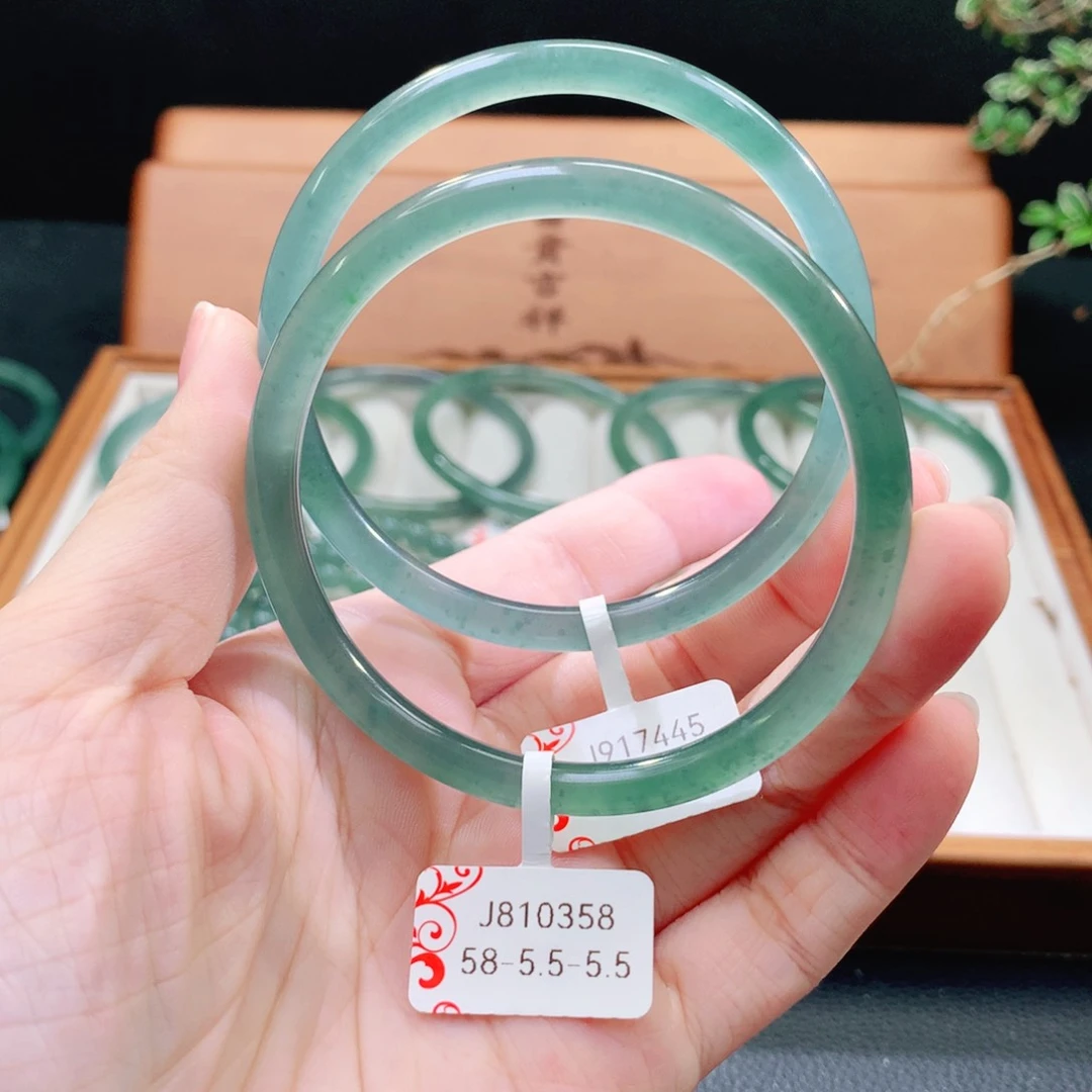 翡翠手镯（圆镯）未镶嵌