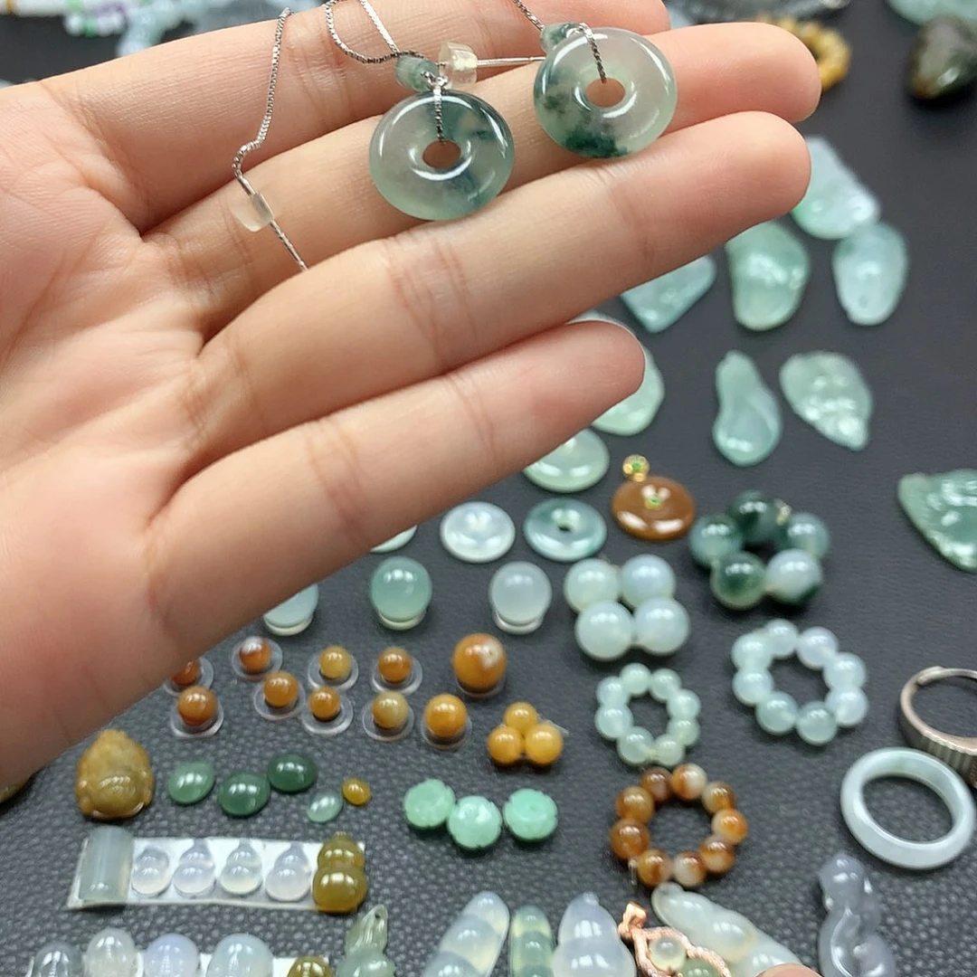 翡翠未镶嵌颈饰甜甜圈