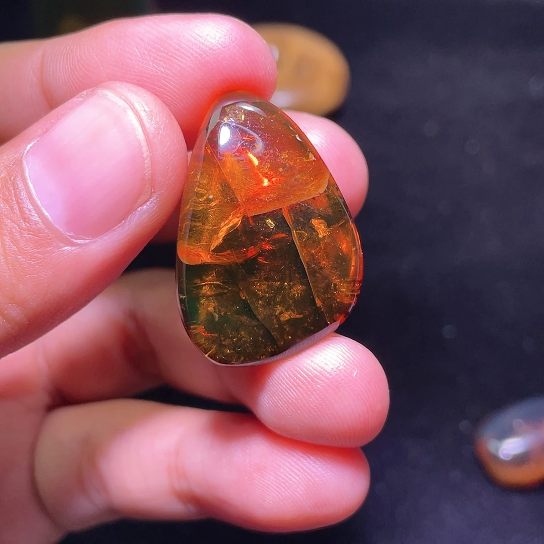琥珀裸石未镶嵌，