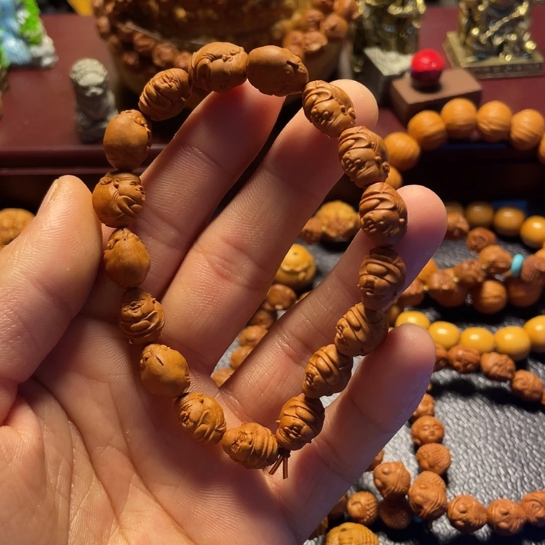 龙纹桃核雕刻瑕疵财神