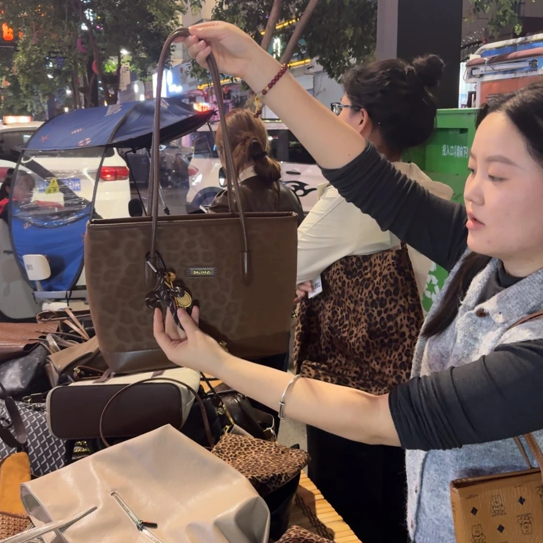 PVC暗纹豹纹托特包