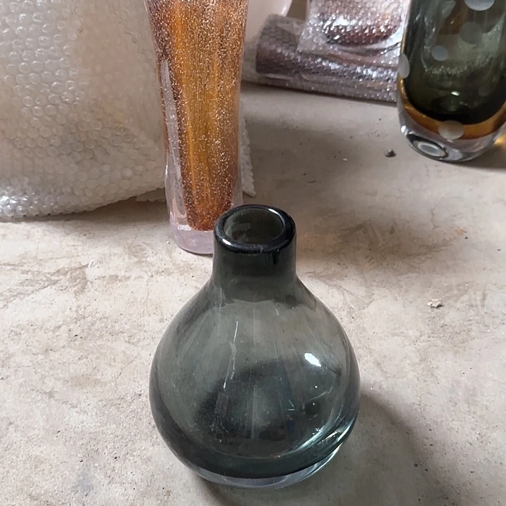 透烟灰色小口花瓶高度16微瑕