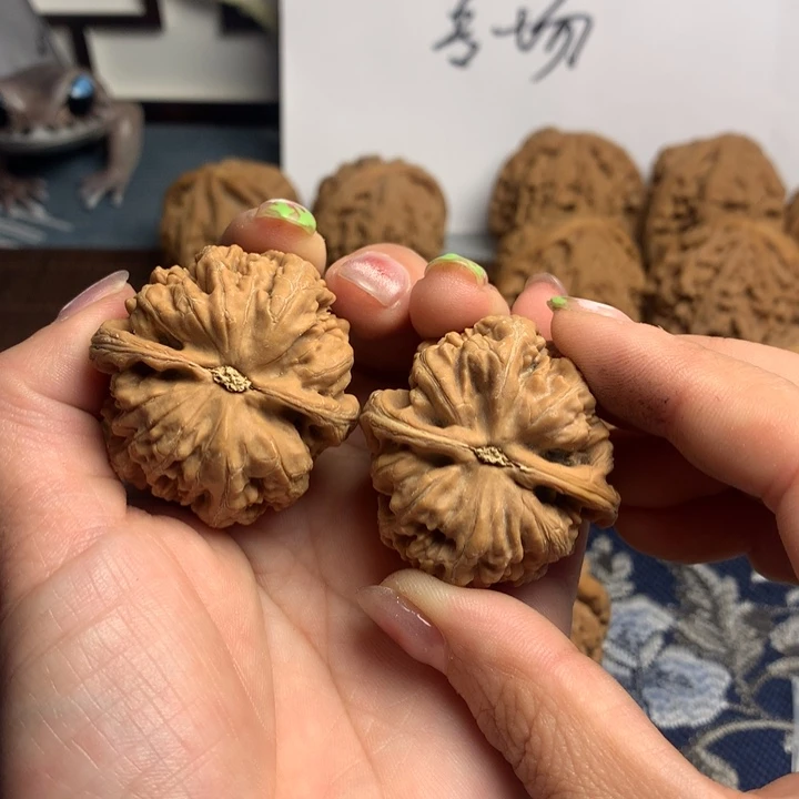吊坠文玩核桃人****、粗筋