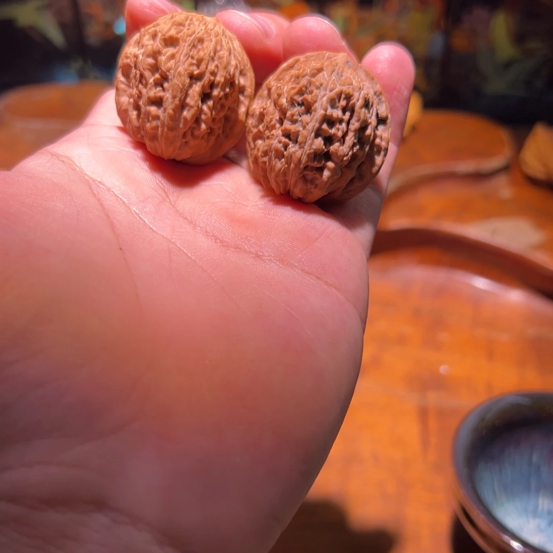 文玩核桃吊坠33全品手捻四座楼，红皮山地