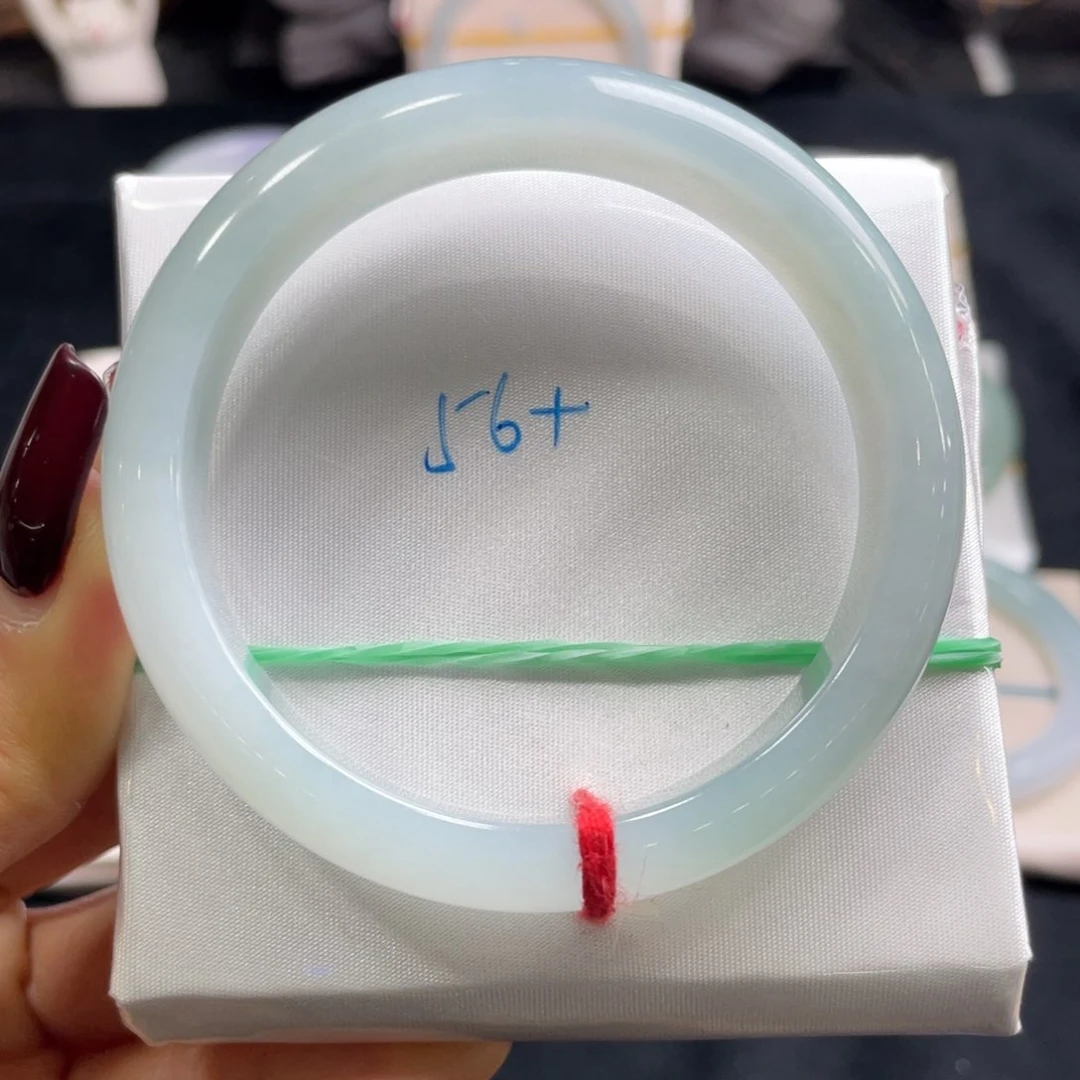 翡翠手镯未镶嵌翡翠手镯