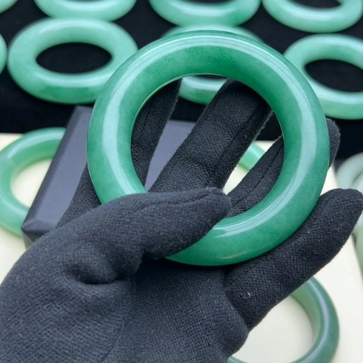 *****石英岩玉未镶嵌手镯