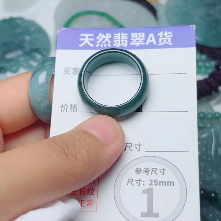 翡翠未镶嵌颈饰戒指