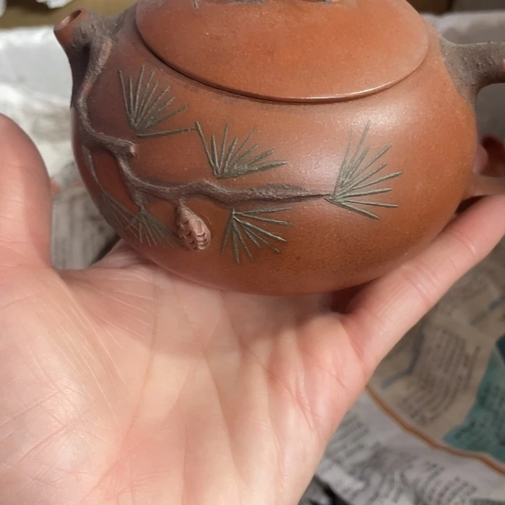 紫砂茶壶原矿泥料，手工制作的一把紫砂壶。