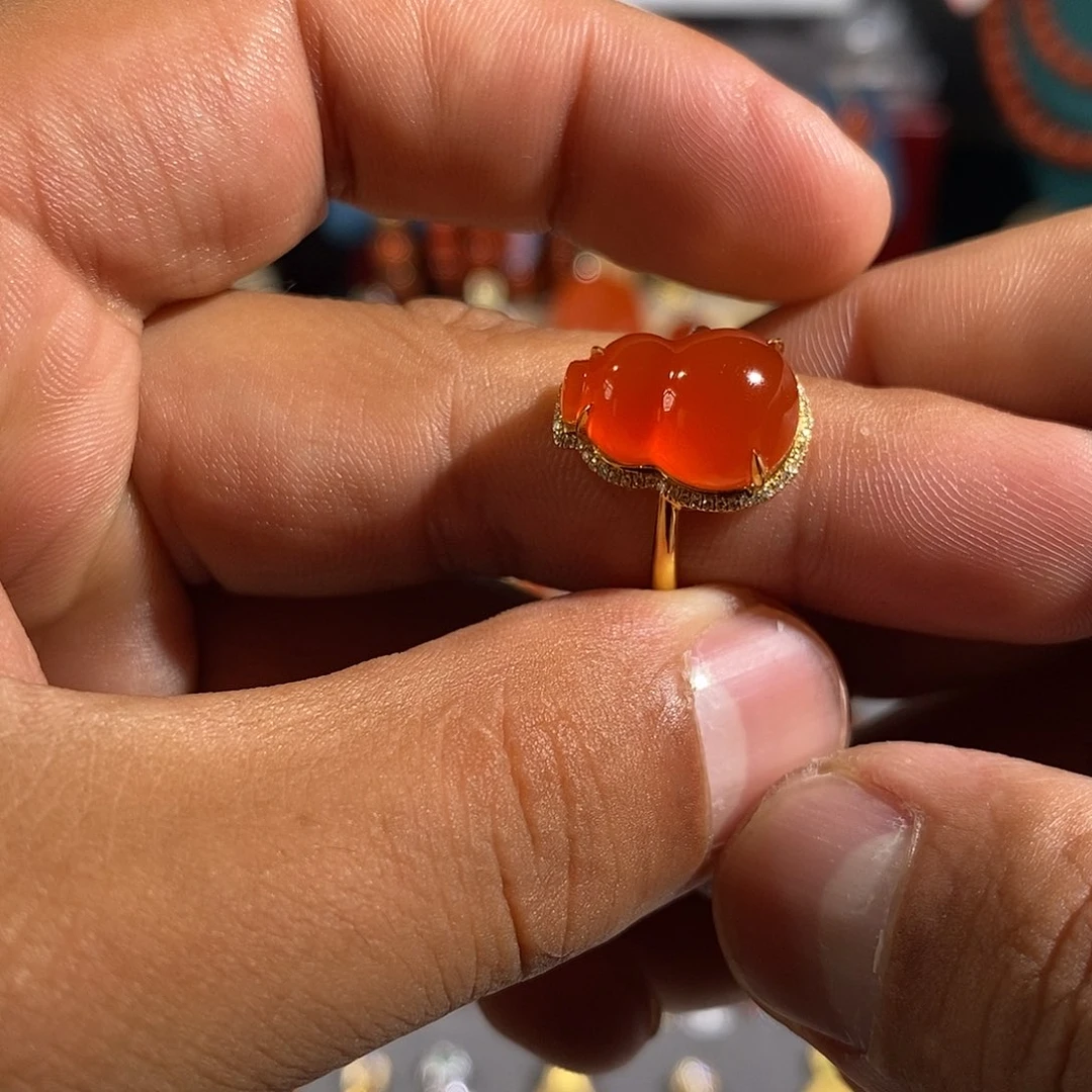 18K金镶嵌南红玛瑙戒指