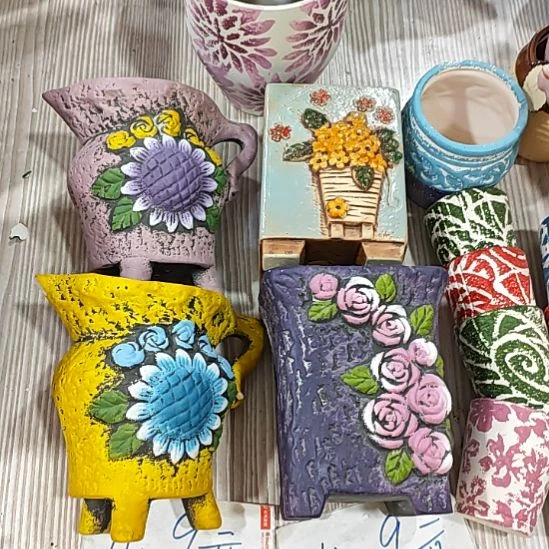 花盆基本都是喷水秒喷秒吸的白陶材质