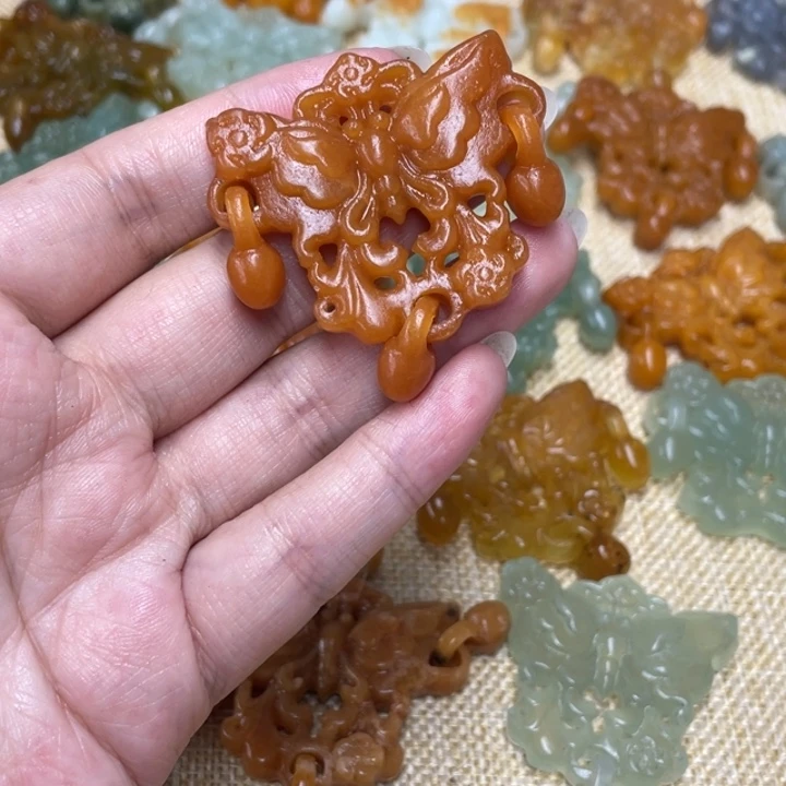 一***茶蛇纹石玉合金颈饰