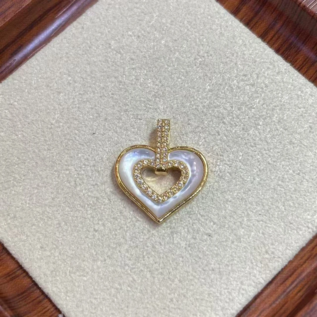 18k 金镶嵌白贝爱心吊坠 18×20