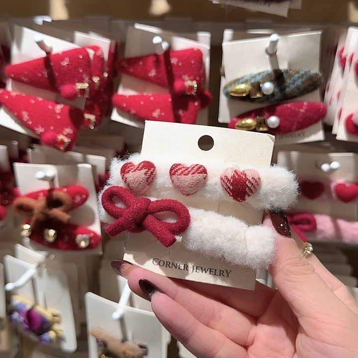 白色毛毛鸭夹红爱心