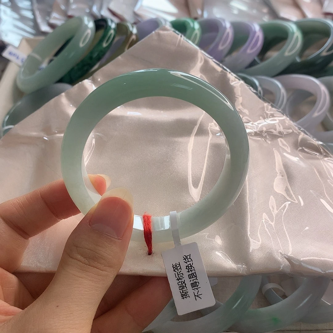 翡翠手镯未镶嵌田阳绿55.5