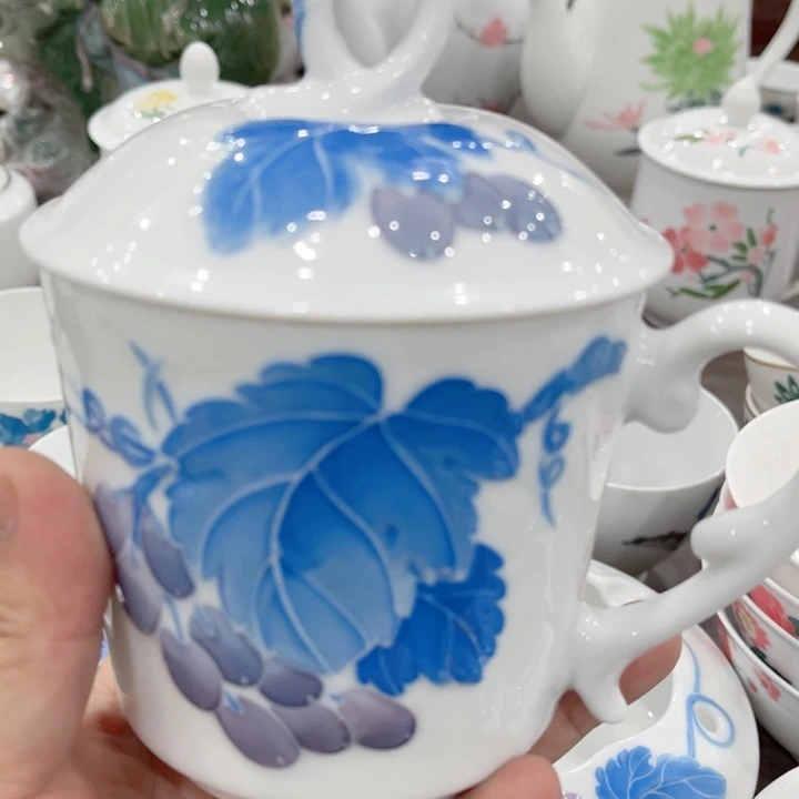 碟釉下五彩的瓷器和瓷器