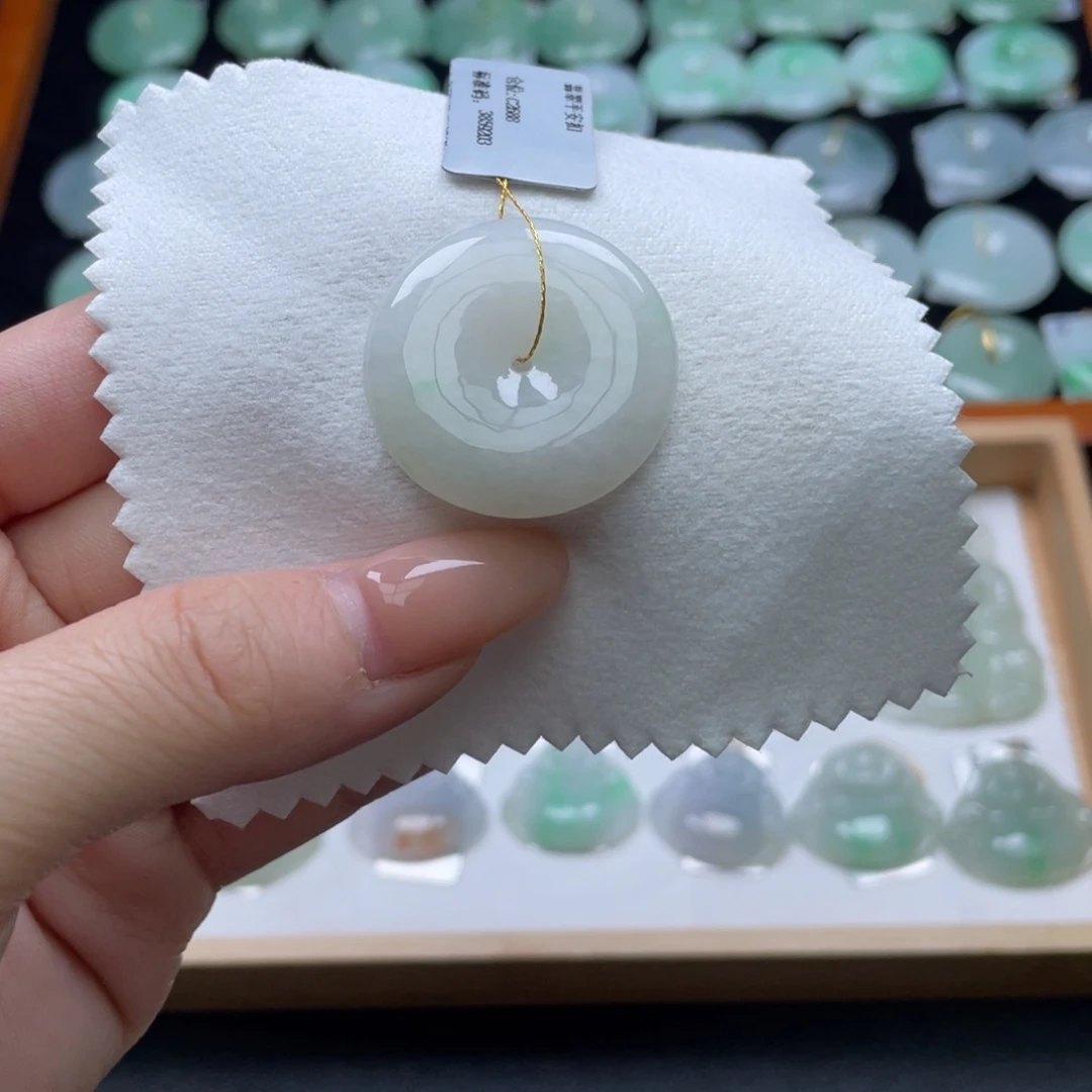 翡翠未镶嵌颈饰平安扣