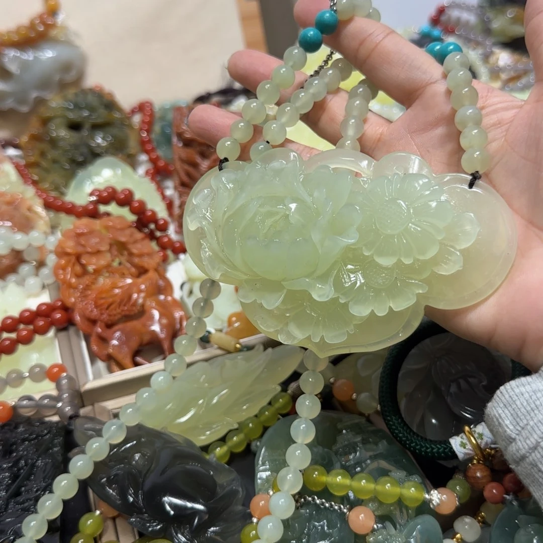 未镶嵌蛇纹石玉吊坠