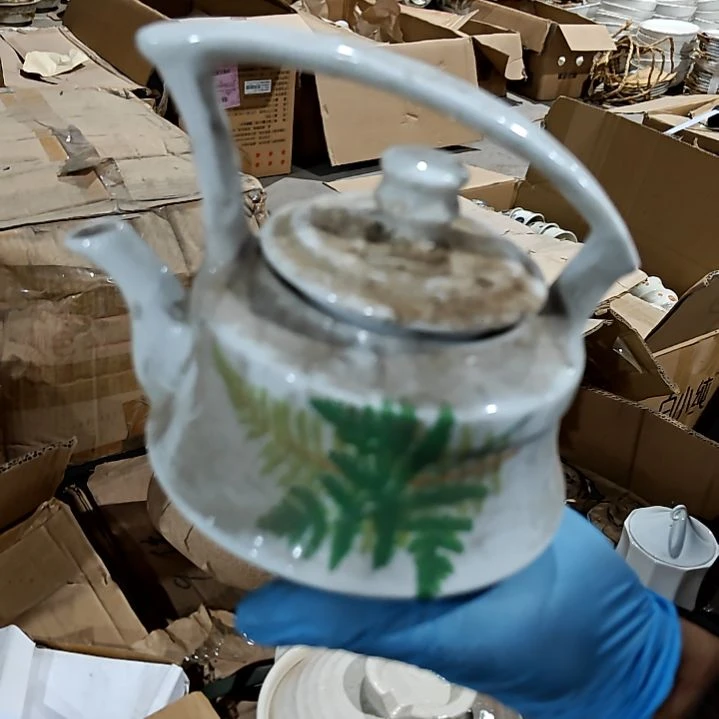 摆件盘子碗茶壶啥都有