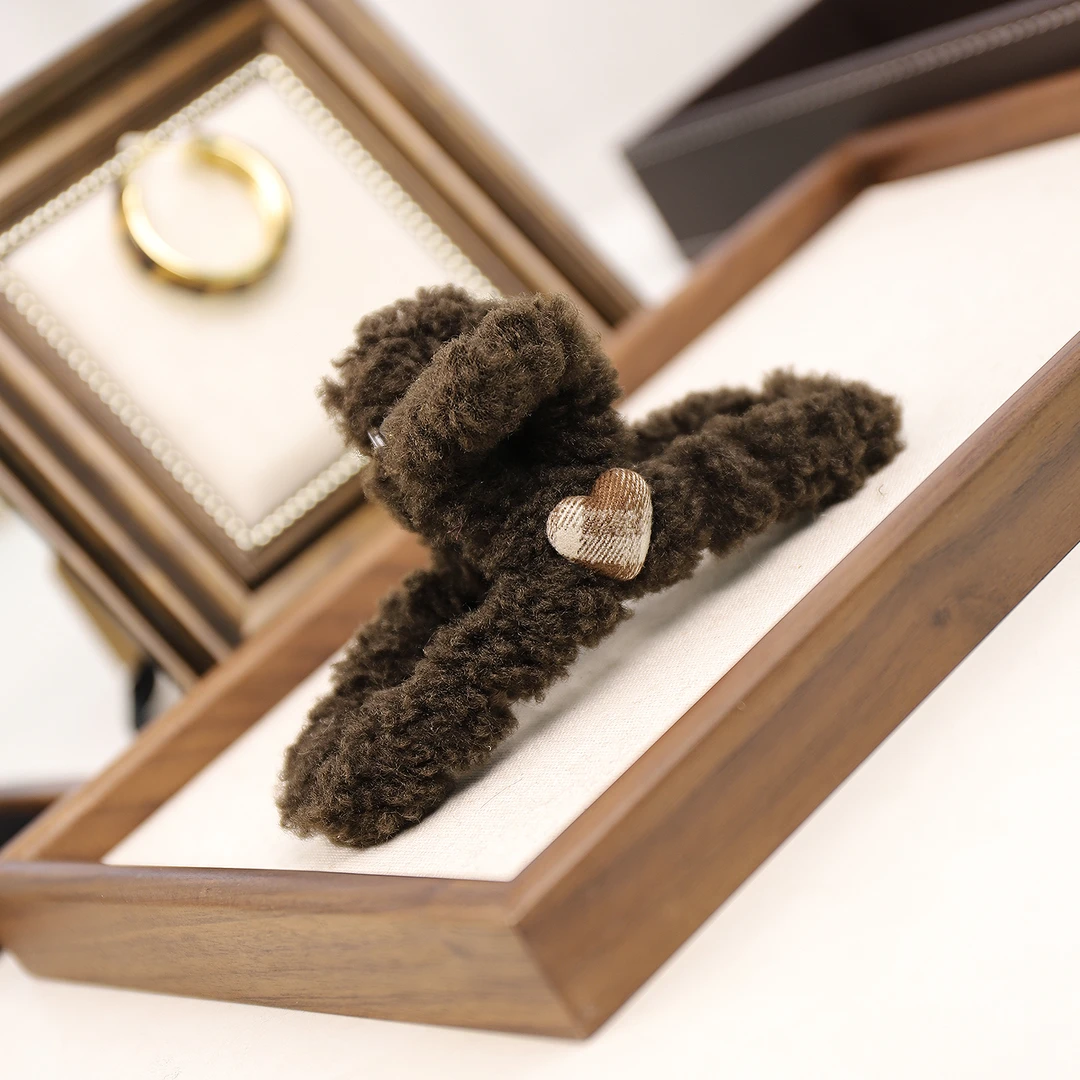 HUASE 2025秋冬咖色羊羔毛绒抓夹大号爱心鲨鱼夹高级感发夹发饰