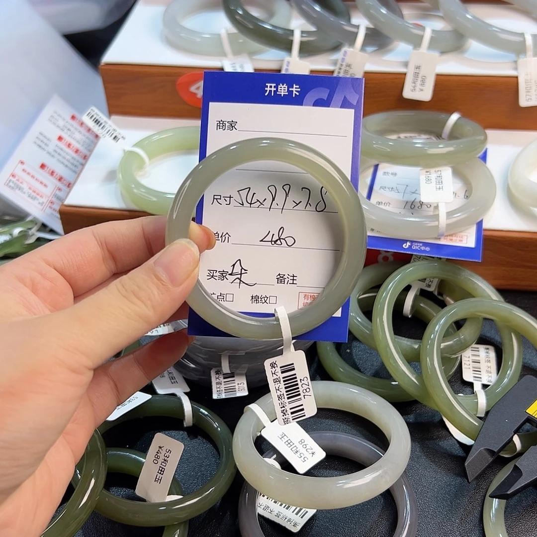 未镶嵌手镯和田玉朵*猫