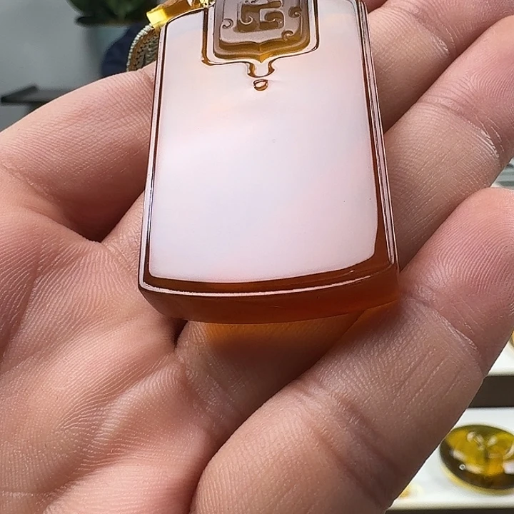 琥珀未镶嵌颈饰仿古龙牌