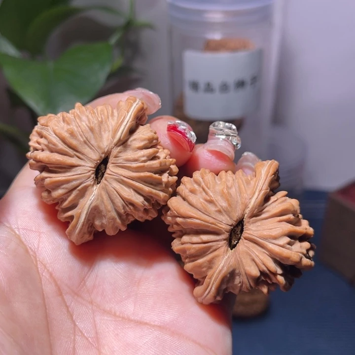桃核把件               44