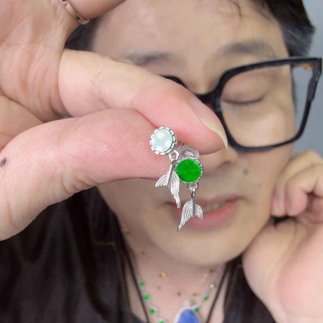 翡翠未镶嵌颈饰一对