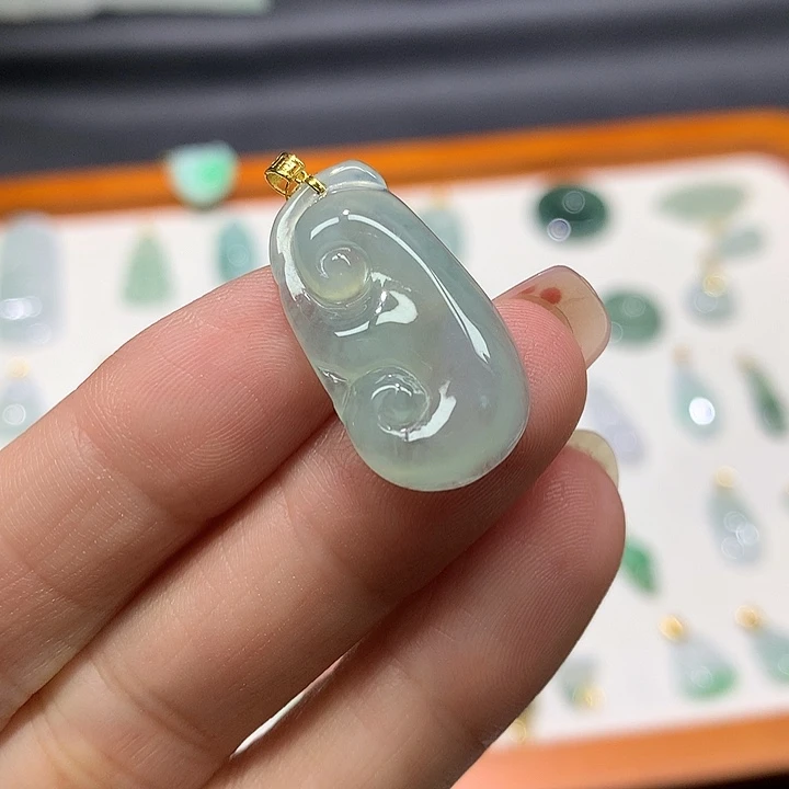 颈饰18K金镶嵌翡翠