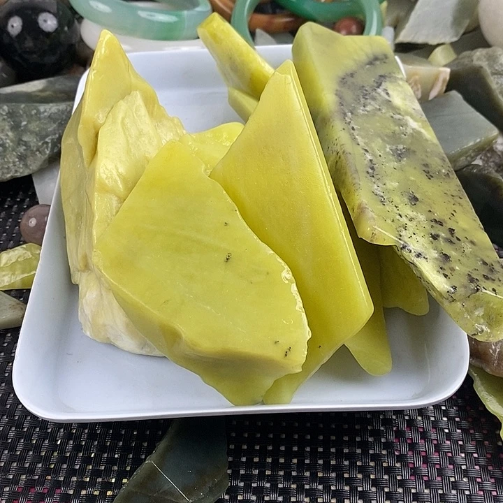 和田玉（糖玉）未镶嵌颈饰品*