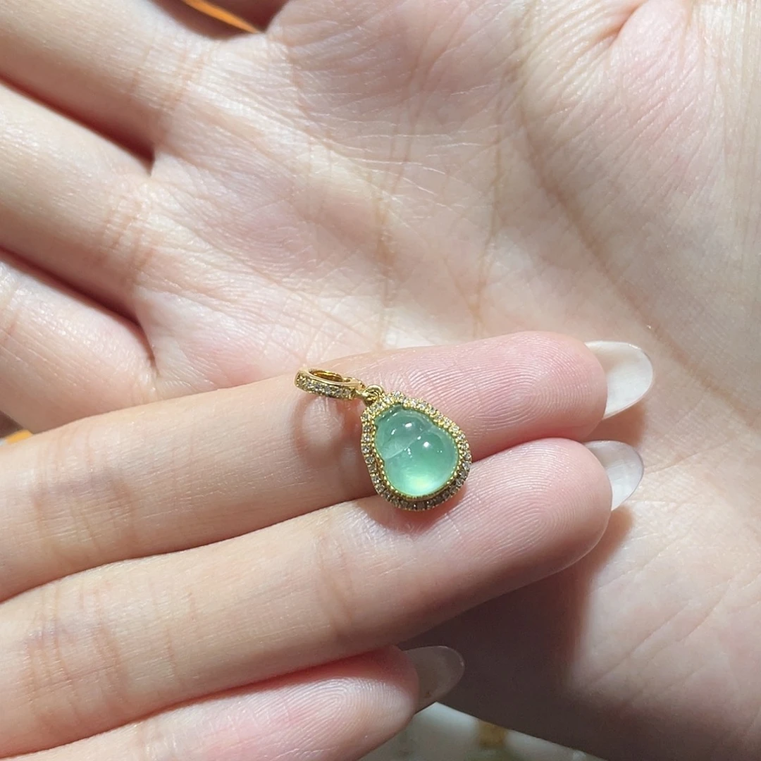 翡翠18K金镶嵌颈饰翡翠