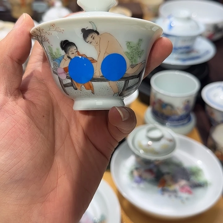 无***着景德镇陶瓷手绘作品