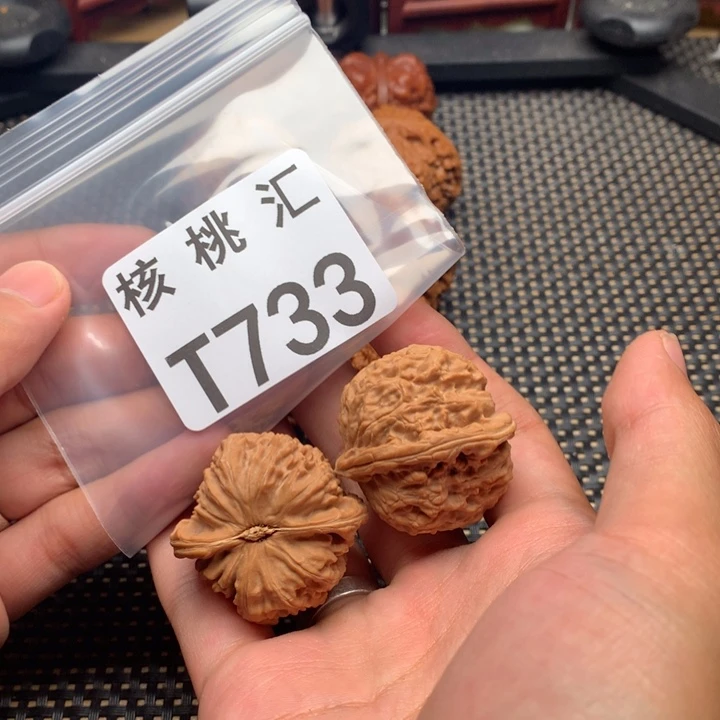 文玩核桃吊坠白狮子