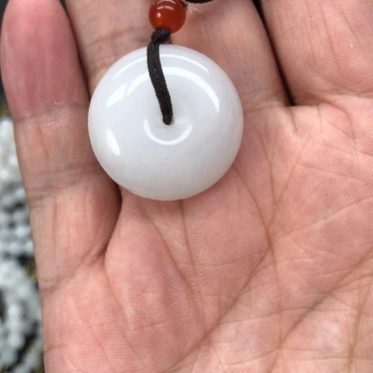 颈饰未镶嵌石英质玉（金丝玉）