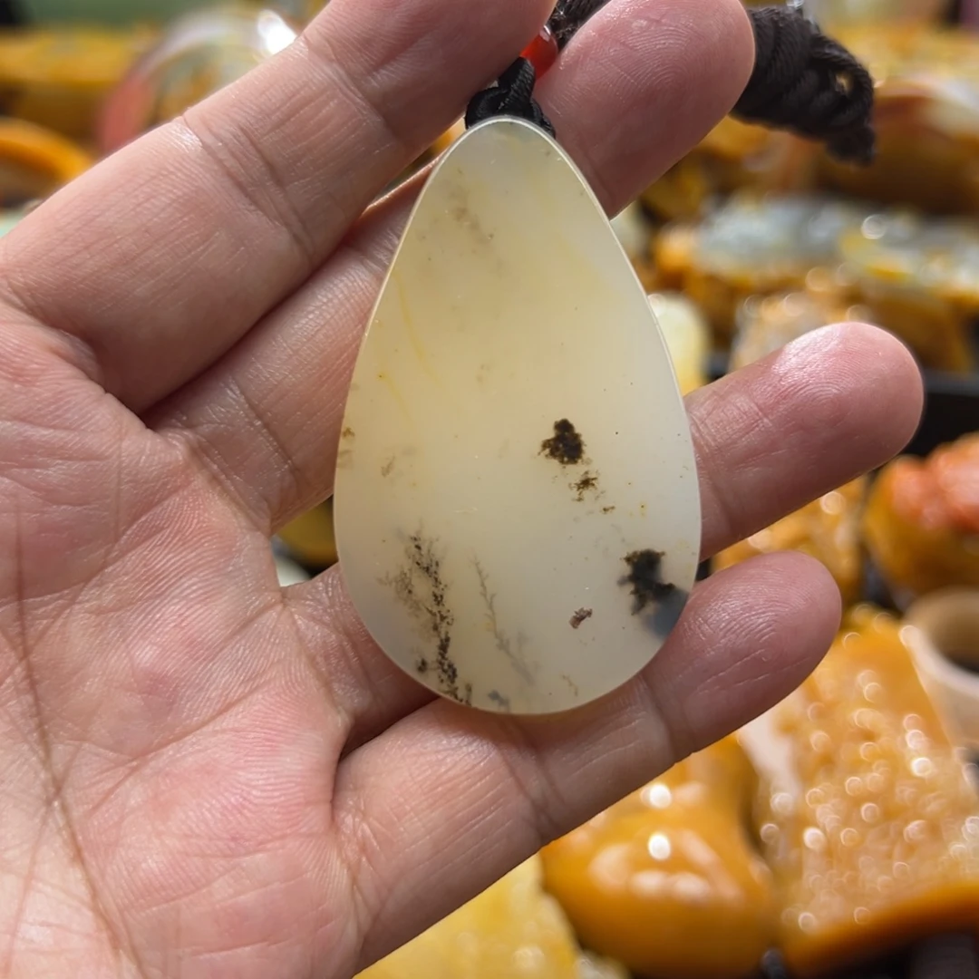 颈饰未镶嵌石英质玉