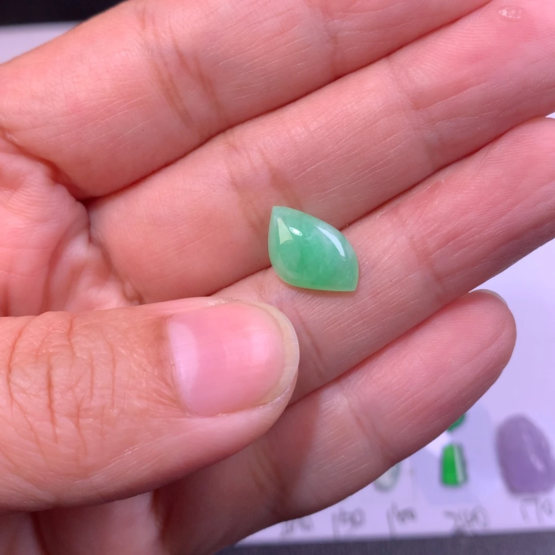 翡翠未镶嵌颈饰随形