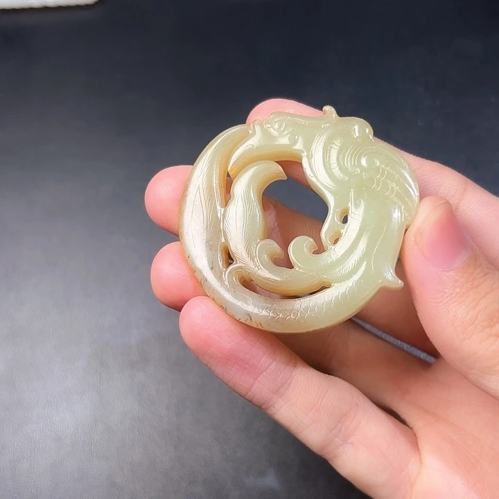 和田玉挂件未镶嵌龙**族