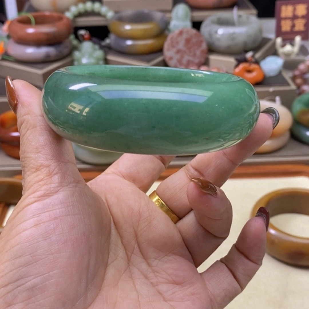 【闪购商品】未镶嵌手镯石英岩玉?
