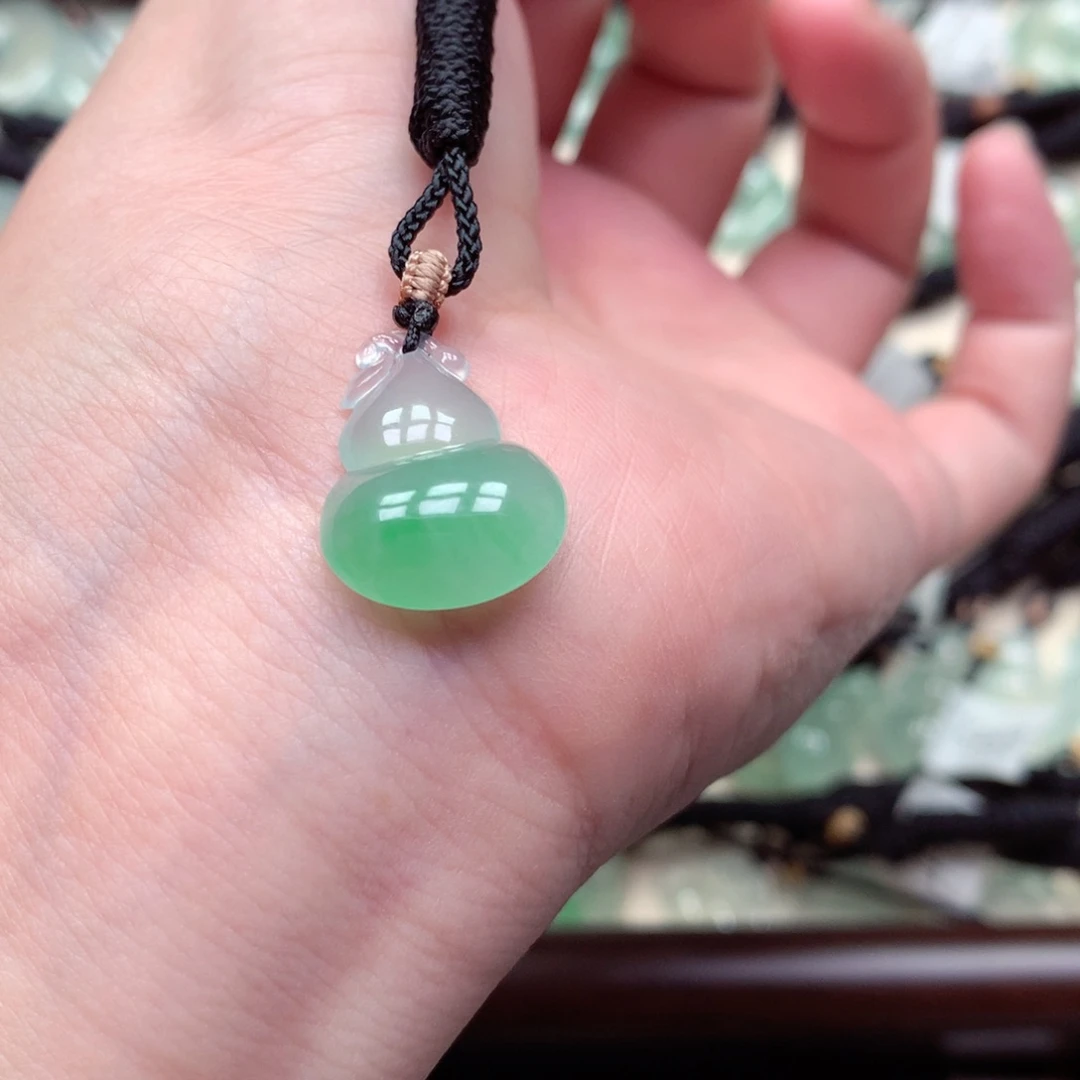 翡翠未镶嵌颈饰葫芦