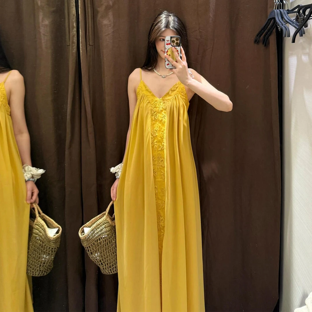 2025新款法式海边度假黄色吊带连衣裙子女夏季小个子气质收腰长裙