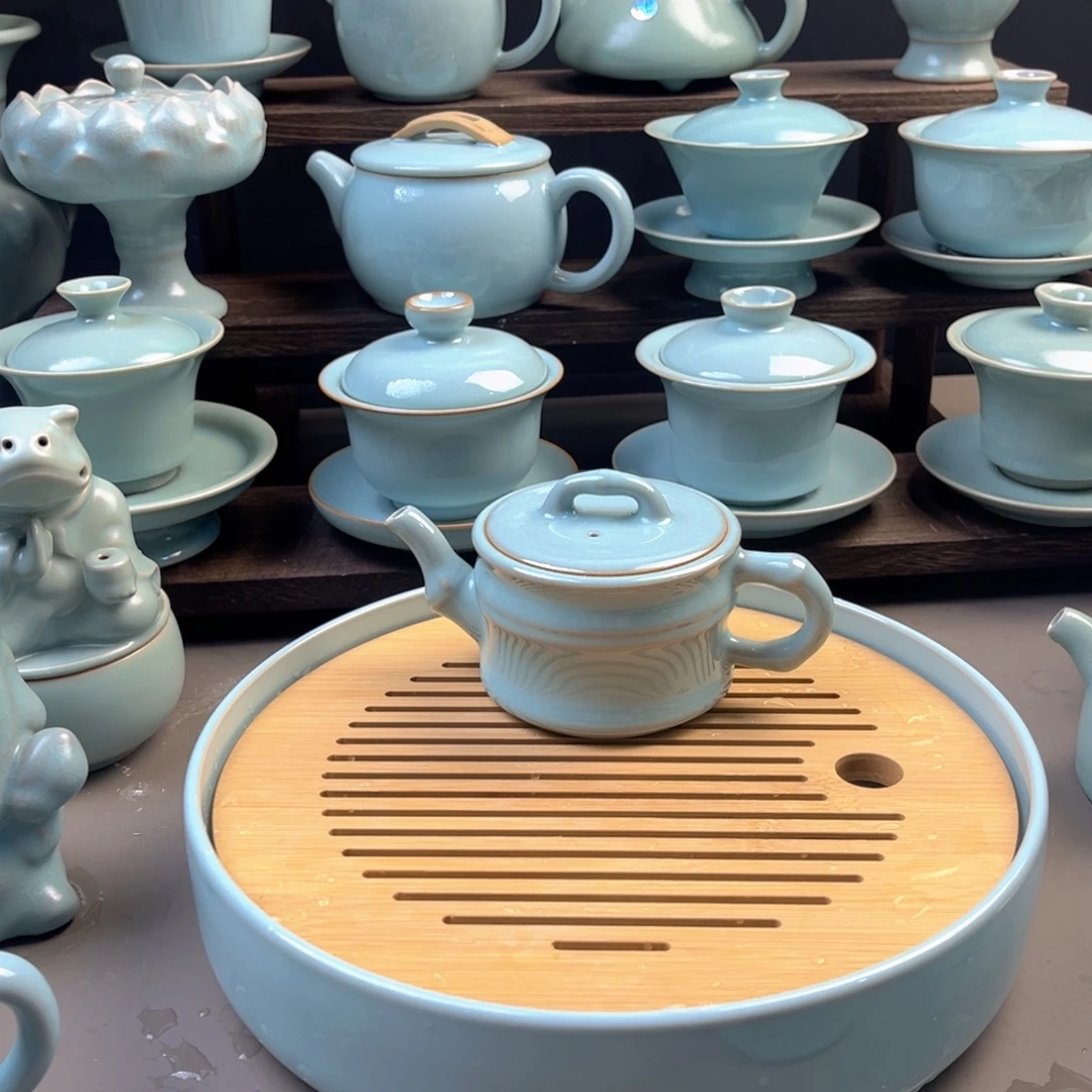 O***O天青色和灰褐色或紫黑色