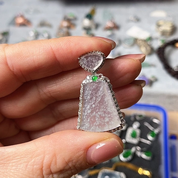 翡翠颈饰18K金镶嵌吊坠