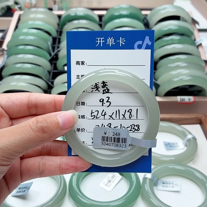 浅***空未镶嵌手镯石英质玉