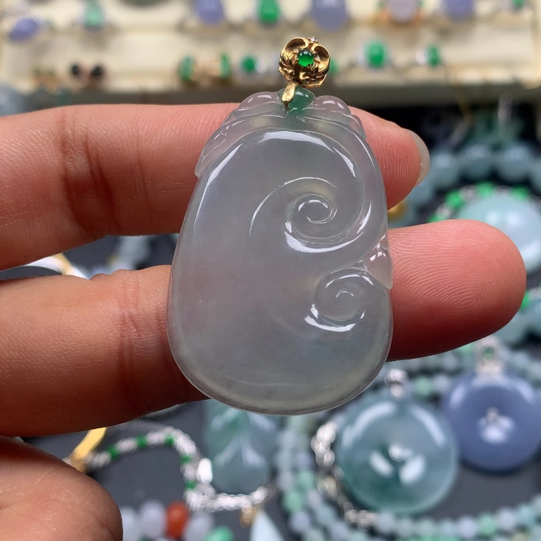 颈饰18K金镶嵌翡翠大如意