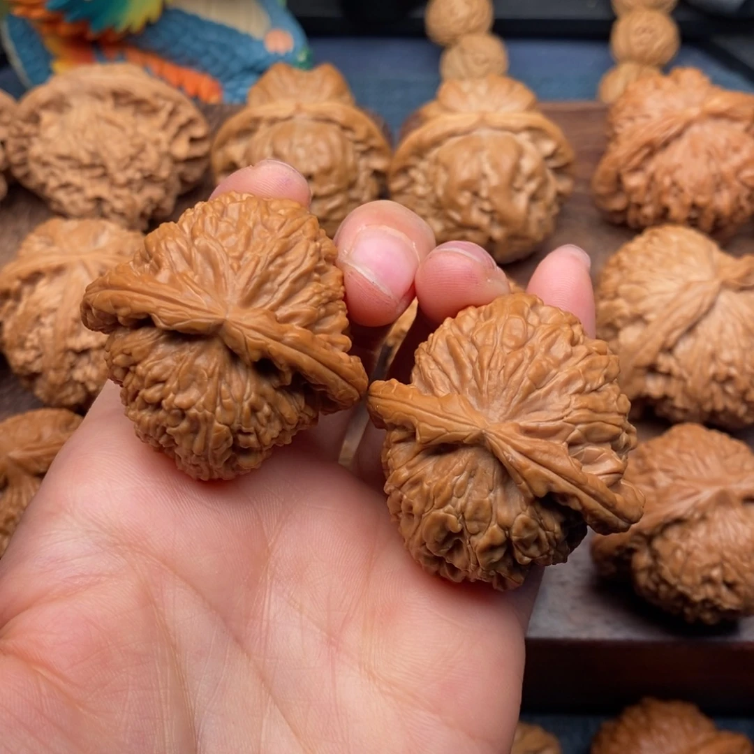 文玩核桃把件40球白，老树红皮