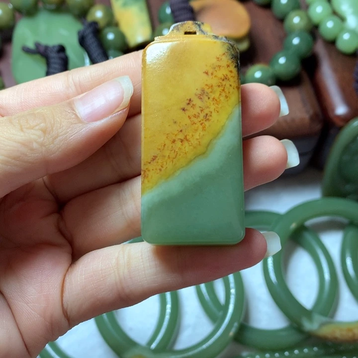 大***形岫岩河磨玉（透闪石质玉）未镶嵌颈饰