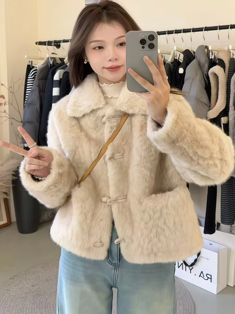 纯色软糯翻领毛毛外套女2025冬季新款小个子短款牛角扣加厚上衣