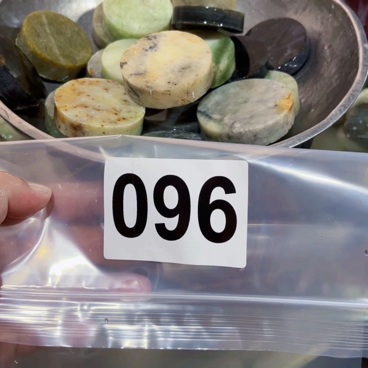 未镶嵌蛇纹石玉珠宝半成品