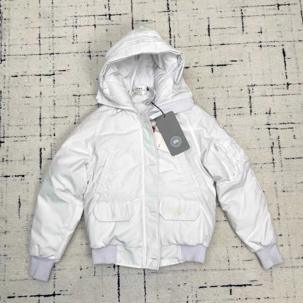 未使用 CANADA GOOSE 加拿大鹅女款M码欧版白色飞行员羽绒服50237