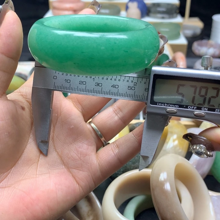 未镶嵌手镯石英质玉
